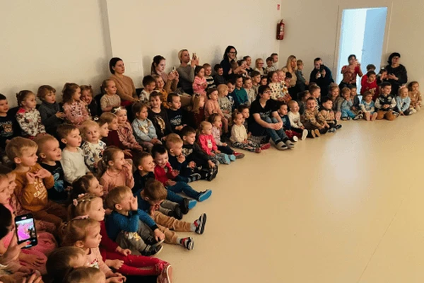 Darželio/Lopšelio Pienes vaikus aplanke Nykštuko Lėlių Teatras, su spektakliu „Čiukas mažas didelis Paršiukas”. - Nuotrauka