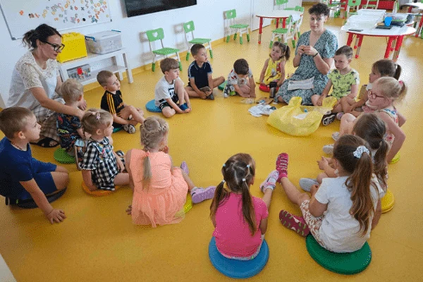 „Drugelių” ir „Skruzdėliukų” grupėse viešėjo Aušra iš Basomis Miške ir jos nuostabi popieriaus gamybos edukacija - Nuotrauka