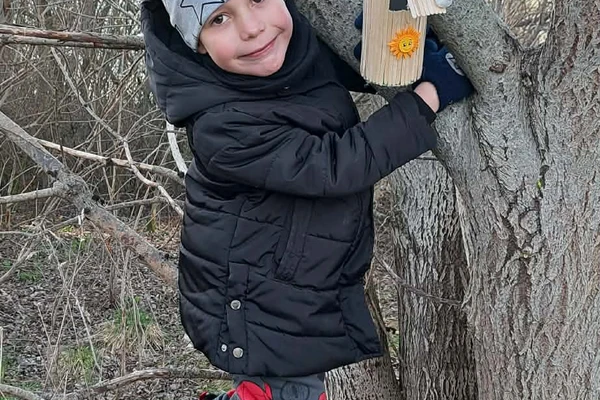 VAIKŲ, TĖVELIŲ IR DARŽELIO BENDRYSTĖ - PAGAMINTI INKILAI JAU ĮSIKŪRĖ MEDŽIUOSE!