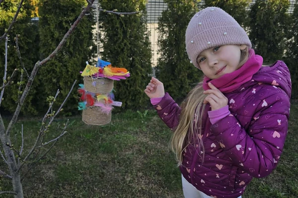 VAIKŲ, TĖVELIŲ IR DARŽELIO BENDRYSTĖ - PAGAMINTI INKILAI JAU ĮSIKŪRĖ MEDŽIUOSE!