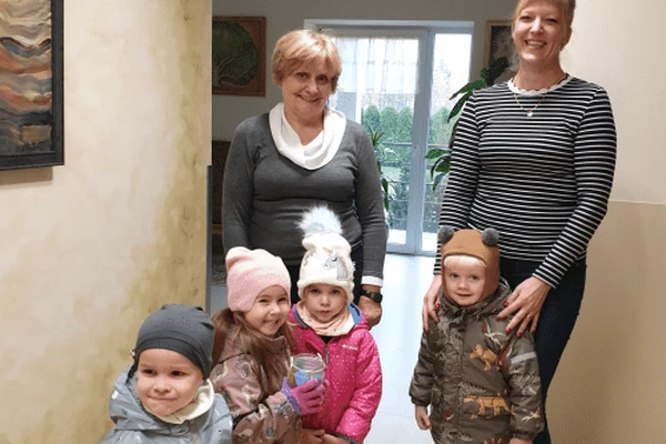 „Žiogelių“ ir „Šokliukų“ grupių ugdytiniai šviesa ir meile pasidalino su Giraitės senelių namų gyventojais - Nuotrauka
